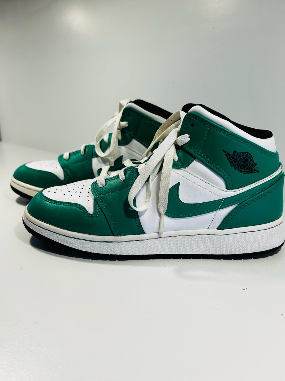 Air Jordan 1 Mid GS Lucky Green DQ8423-301 Size 6.5Y / Women’s 8